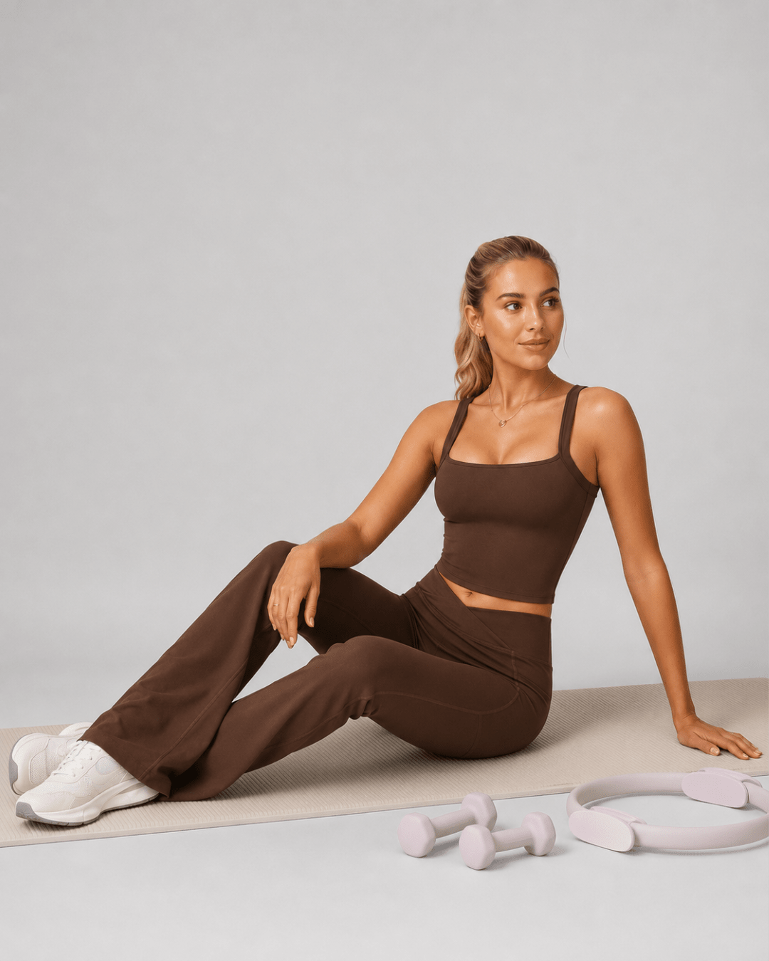 Sculpt Lift mid v-waist flare legging in Mocha, achteraanzicht