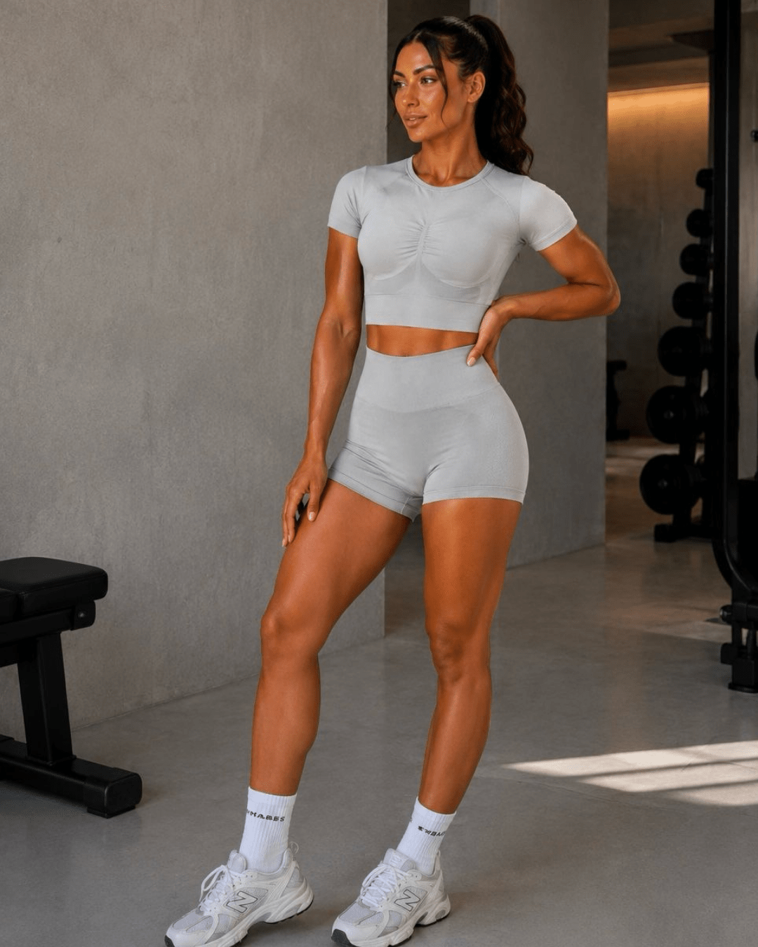 Sculpt Lift set in Stone, shorts met short sleeve crop top