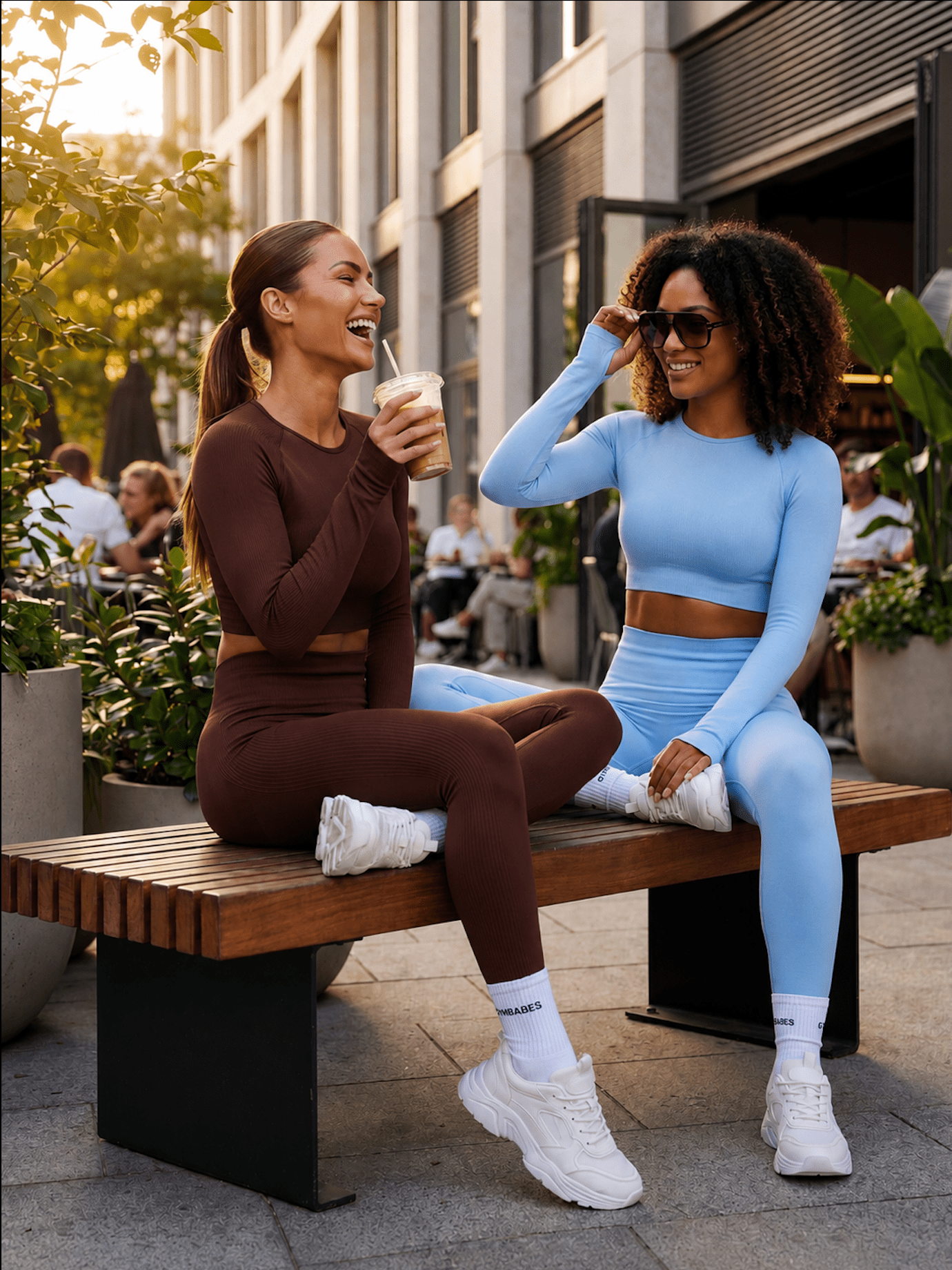 GYMBABES crew socks in wit, gedragen bij sneakers