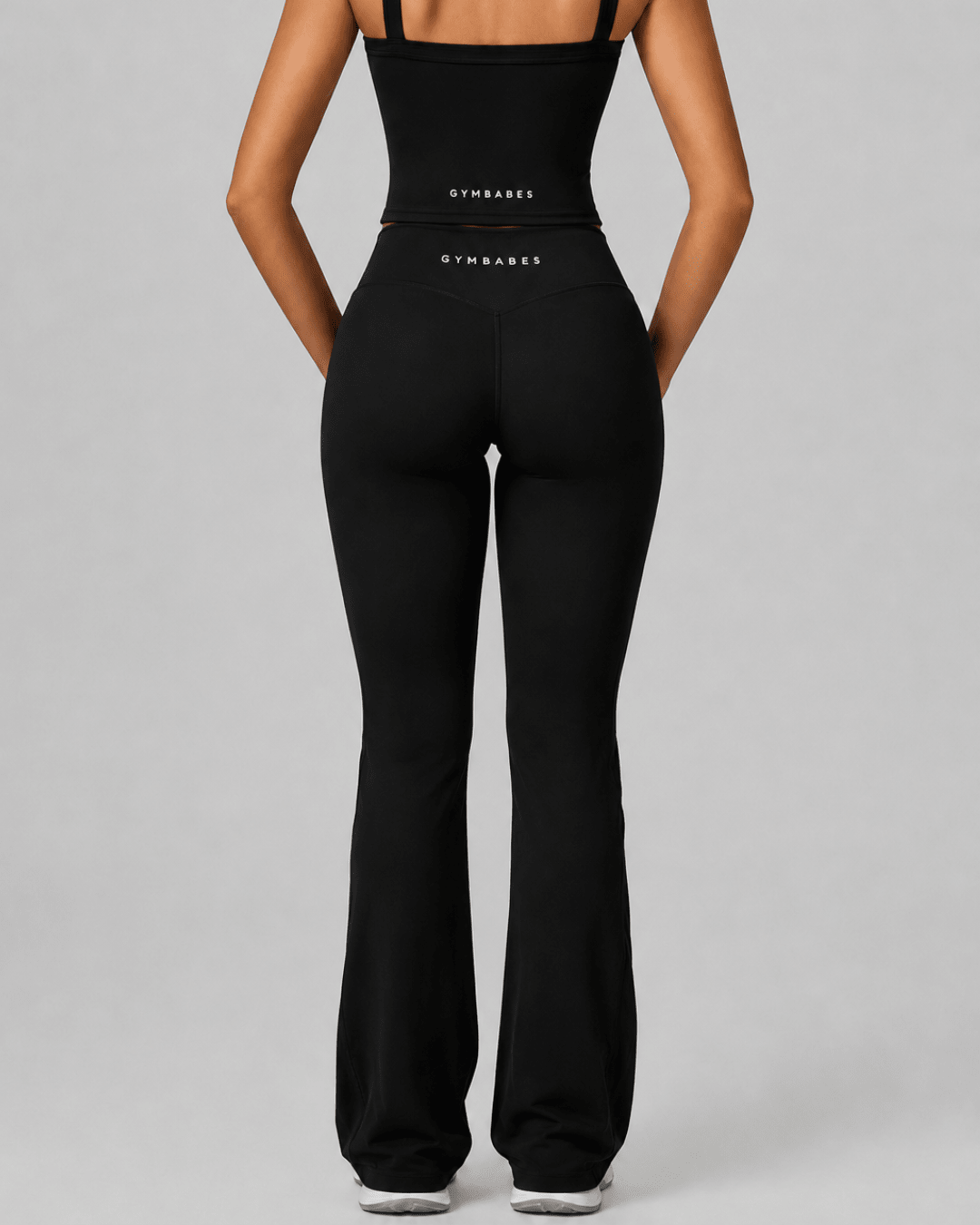 Sculpt Lift flare legging in Midnight, detailfoto van de v-vormige tailleband