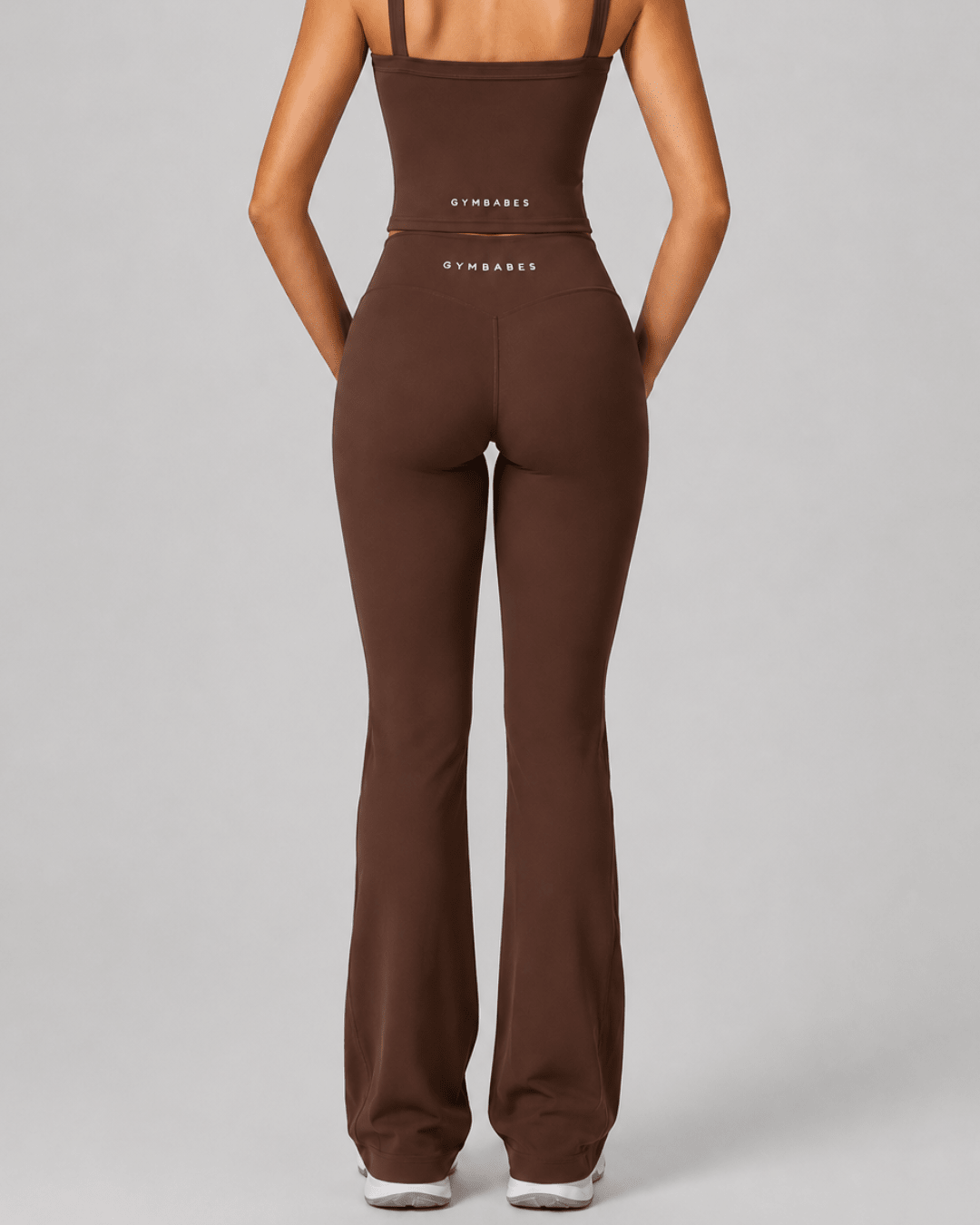 Sculpt Lift flare legging in Mocha, detailfoto van de v-vormige tailleband